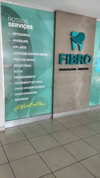 Entrada da Fibro Odontologia no mezanino do Sollarium Mall, com o logo e o painel de serviços
